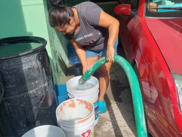 Repartió COMAPA agua potable por medio de pipas en diferentes sectores