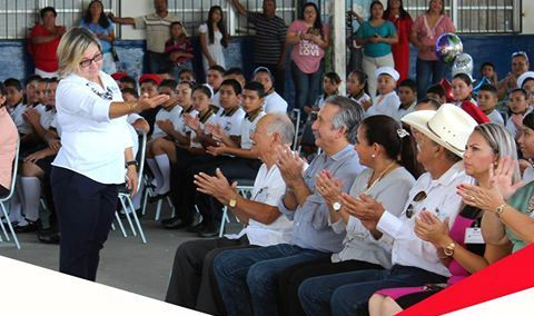Entregan reconocimientos y medallas en primaria