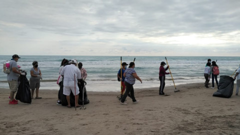 Retiran sargazo en Playa Miramar ante proximidad de la semana santa