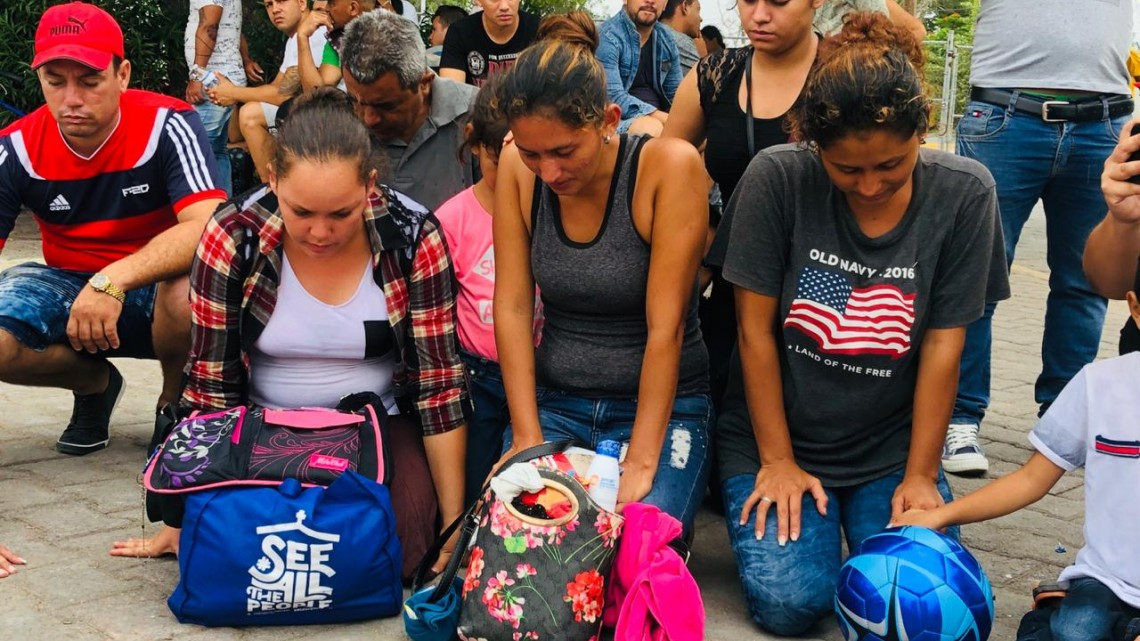 Claman migrantes pidiendo ayuda divina para llegar a EU 