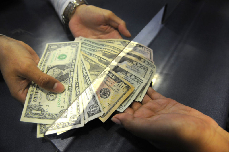Dólar se vende en 21.10 pesos en el AICM