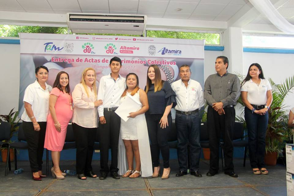 Realizan "Entrega de actas de matrimonios colectivos”