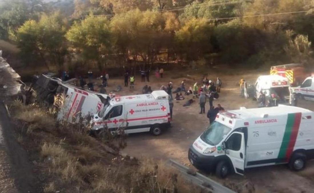 Al menos nueve muertos y 35 lesionados por volcadura de autobús en SLP