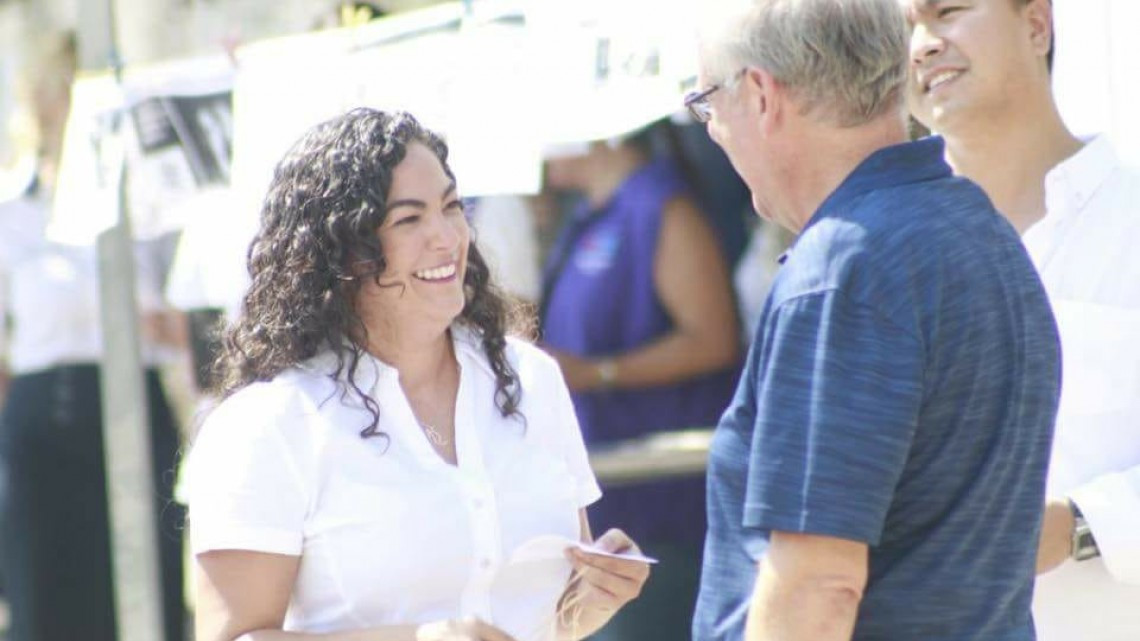 Diputada federal entrega silbatos de alerta a mujeres