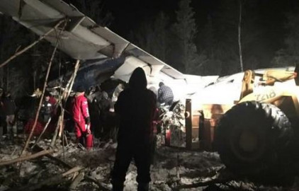 Avión con 25 personas a bordo se estrella en Canadá