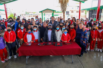Entregó Alcalde Carlos Peña Ortiz más computadoras a escuela primaria