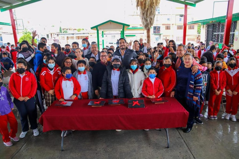Entregó Alcalde Carlos Peña Ortiz más computadoras a escuela primaria