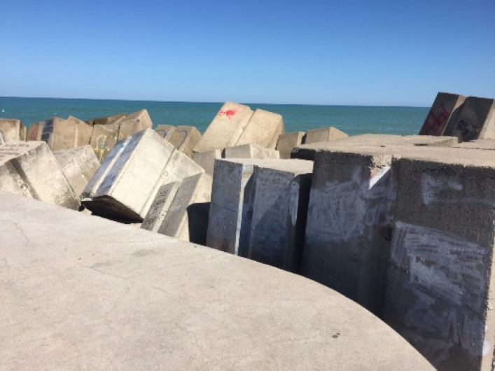 Grafitean escolleras en Miramar