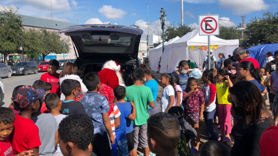 Llega Santa Claus a campamento migrante