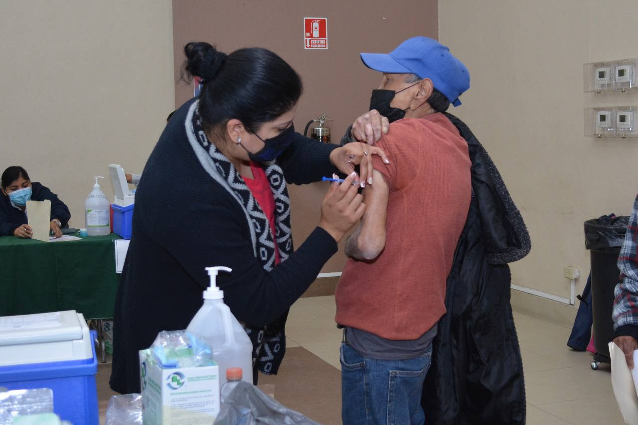 Inicia vacunación de refuerzo a adultos mayores de 60 años; aplican segunda dosis a jóvenes