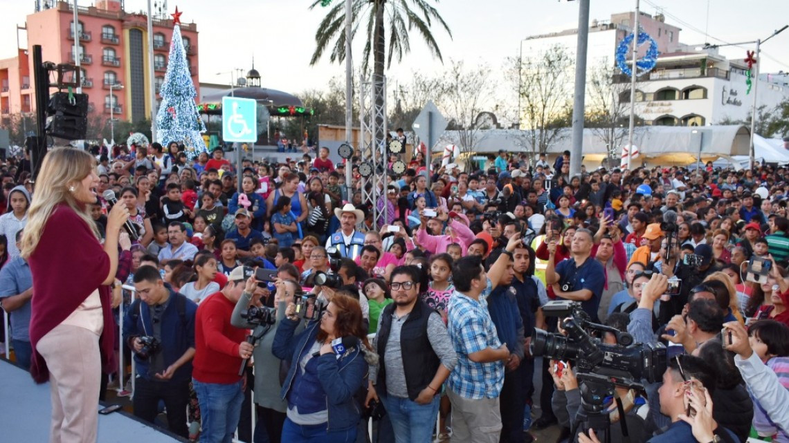 Comparten rosca de reyes en la Plaza Principal