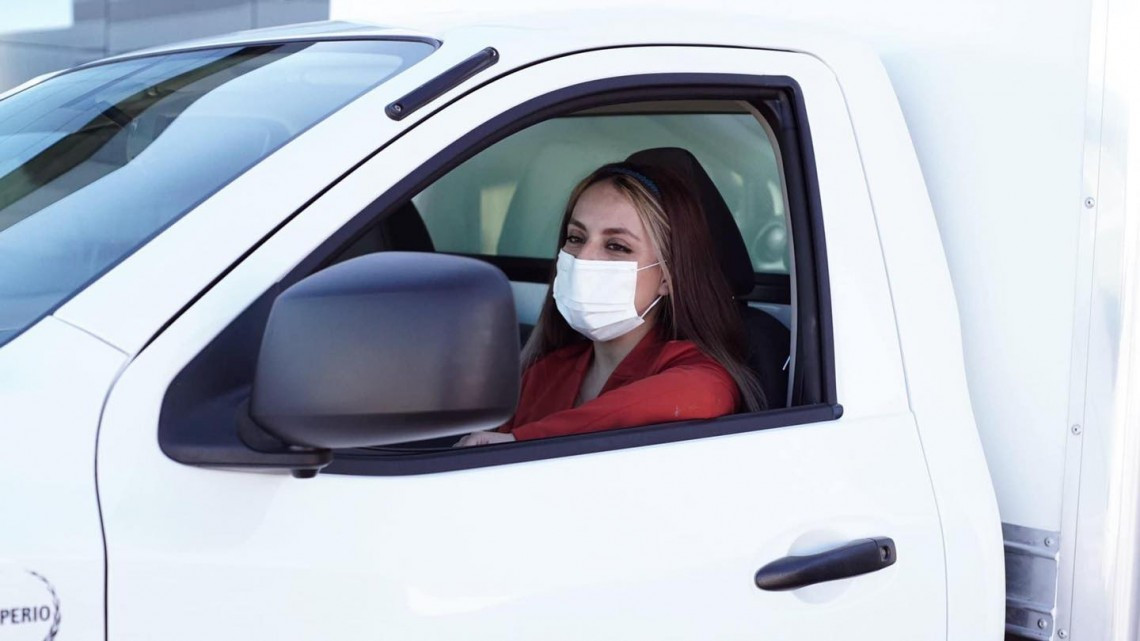 Donan camioneta a maestra que da clases "a domicilio"