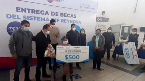 Entrega DIF Reynosa becas del programa Avanzando Contigo 