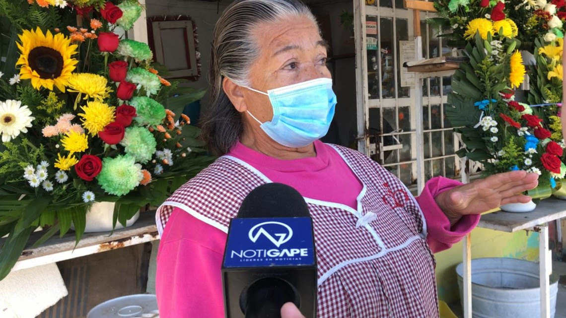 Floristas, los más afectados ante el cierre de panteones