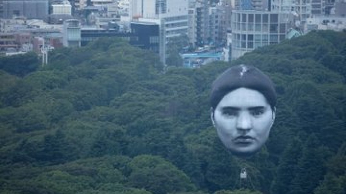 Cabeza humana flotante aparece en Tokio