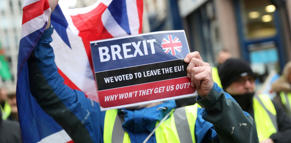 Parlamento británico aprueba plan para Brexit de tres etapas