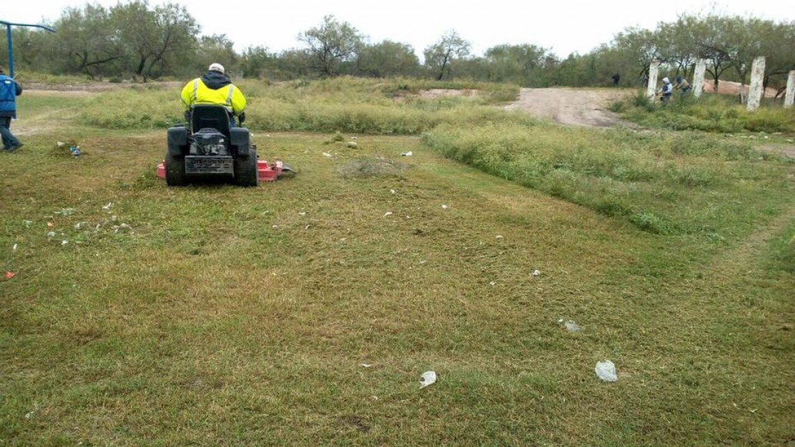 Realizan mantenimiento en plaza pública