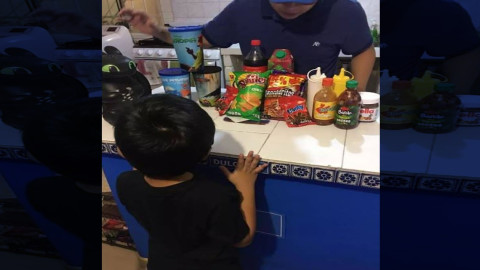 ¡Justo en el cora! Papás recrean para su hijo una sala de Cine en su casa
