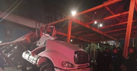 Fallece conductor que chocó su tráiler en barda de la Línea 5 del Metro de la CDMX