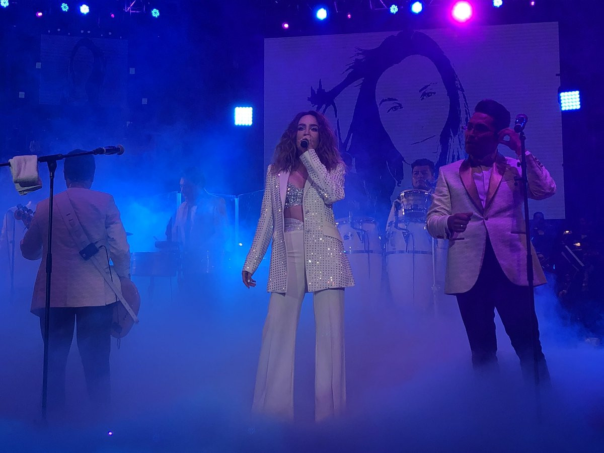 Belinda en el escenario junto a Los Ángeles Azules 