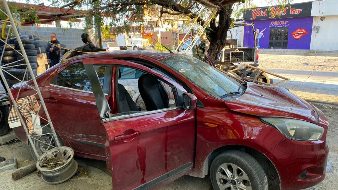 Detienen a dos y aseguran un arma larga, cinco cargadores y un auto robado