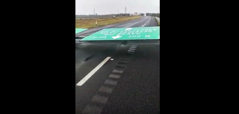 Fuertes vientos derriban señalización en carretera Reynosa - Matamoros
