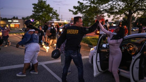 Sheriff de Genesee se une a manifestante tras muerte de George Floyd