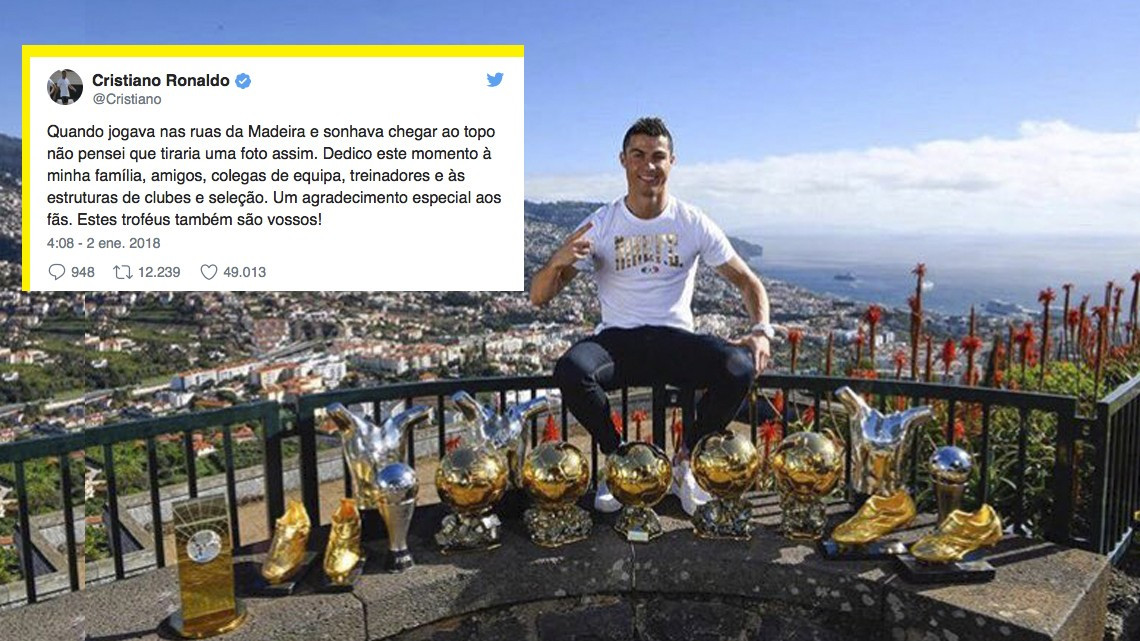 Ronaldo posa con todos sus trofeos