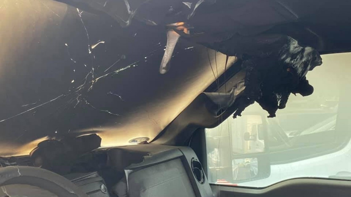 Rayo impacta en automóvil y destruye su interior 