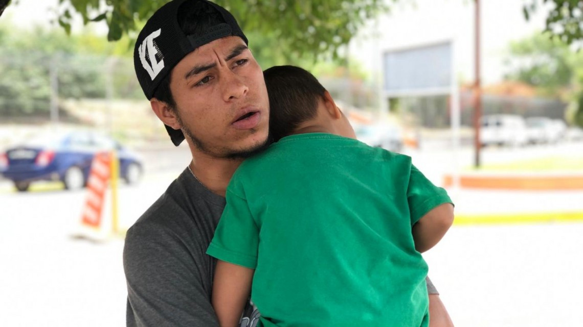 Migrante pide ayuda para su hijo de 2 años de edad