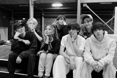 Ariana Grande comparte foto con los miembros de BTS