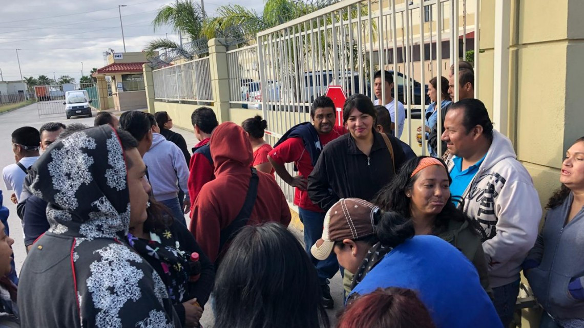 Luchan obreros por aumento salarial y bono anual 