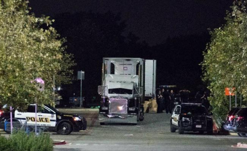 Encuentran a migrantes atrapados en camión, hay 8 muertos