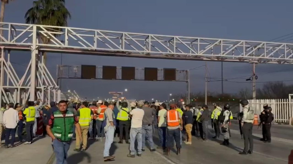 Detiene el comercio por más de 6 horas, llegan a acuerdos y reabren circulación