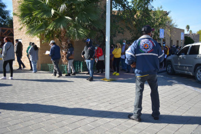 Aplican refuerzo contra COVID-19 a mayores de 60 años; jóvenes reciben segunda dosis