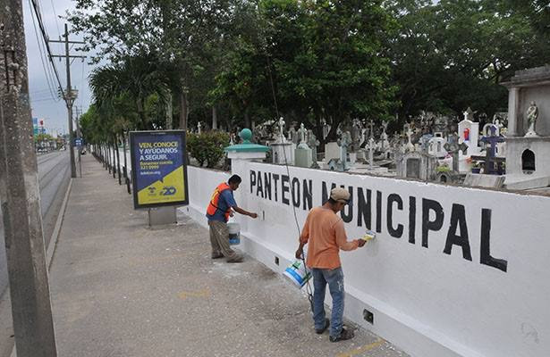 Por día de las madres dan mantenimiento a panteones