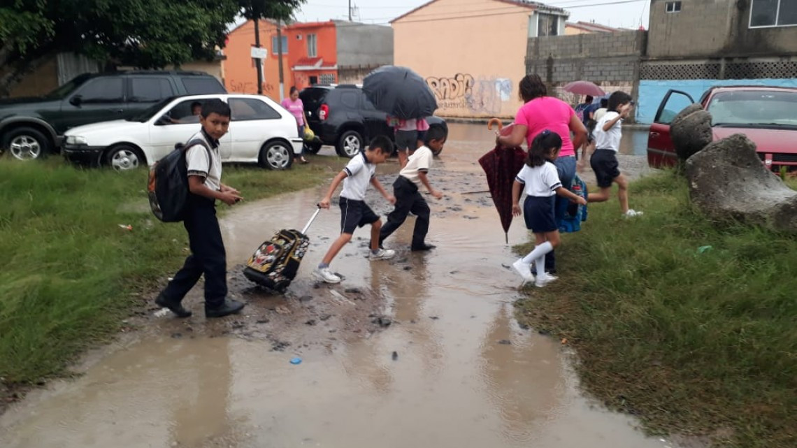 Lluvias generan alarma en escuelas ante el temor de inundación