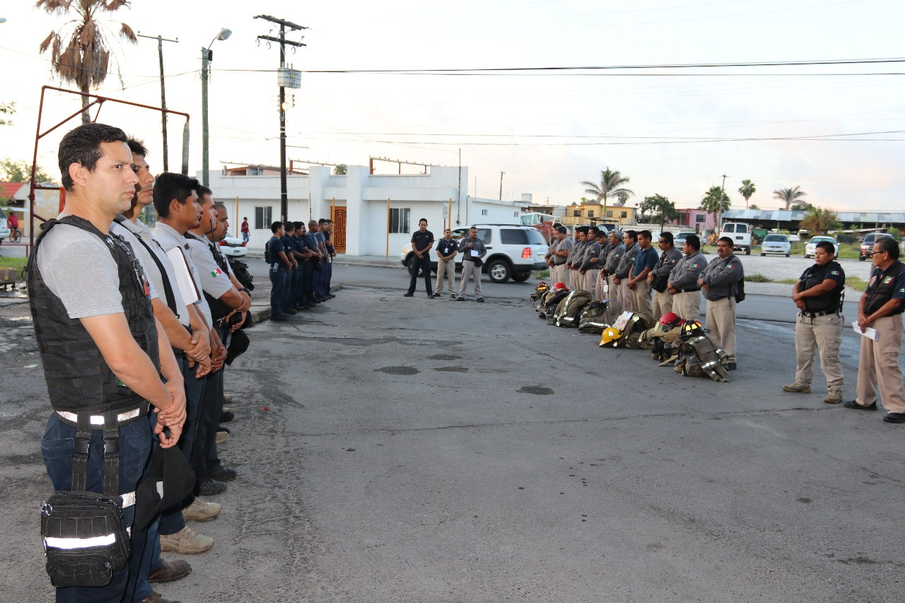 Reconocen a bombero por salvar a migrantes
