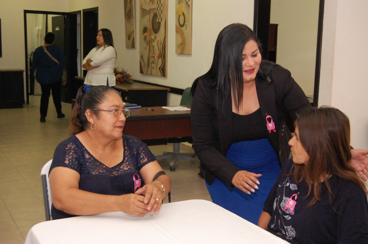 Presidenta del DIF convive y esucha propuestas de adultos mayores 