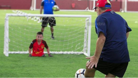 Maradona cumple sueño de niño sin piernas