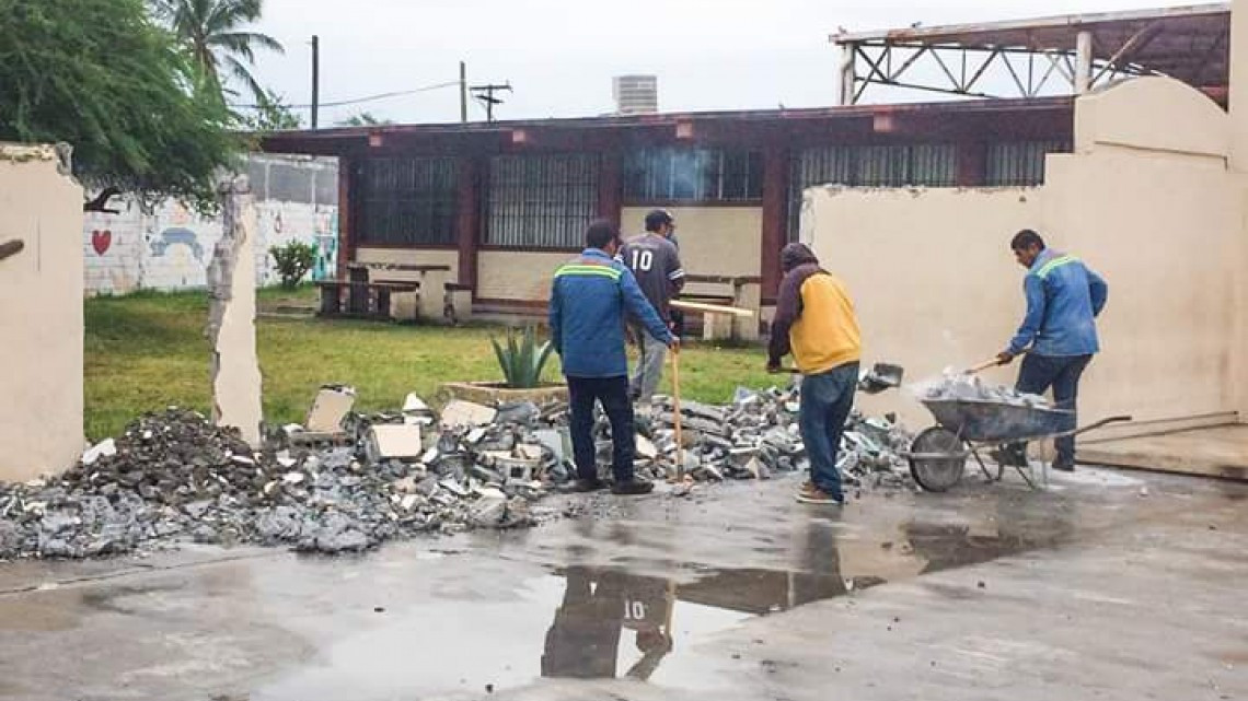 Trabajan en la construcción de una barda en la Secundaria Técnica 61