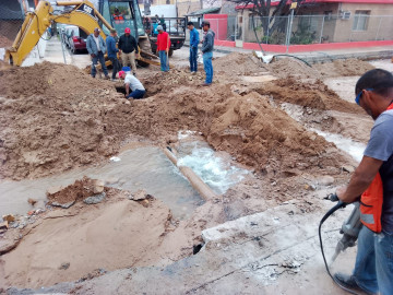 COMAPA trabaja en reparación de tubo de agua dañado 