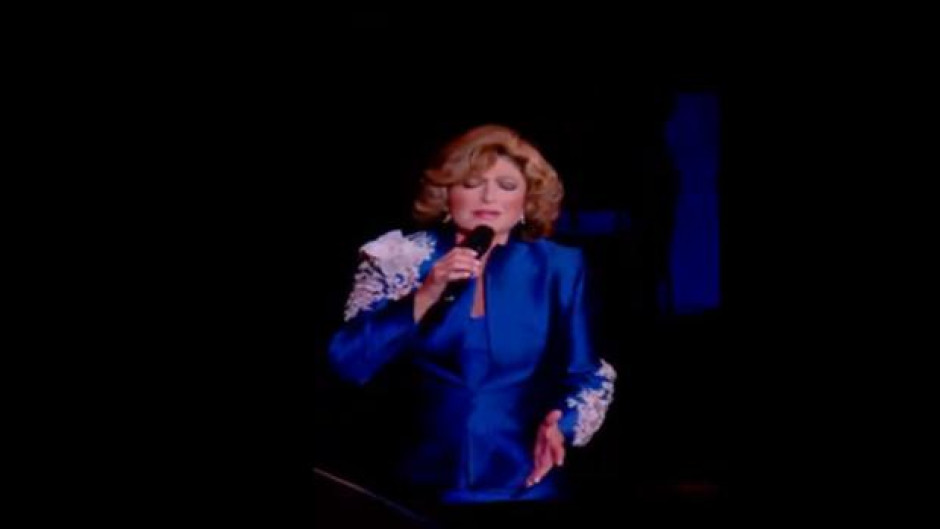 Angélica María sufre aparatosa caída en concierto