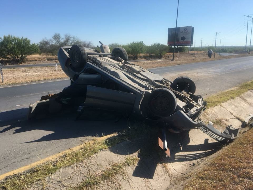 Joven se vuelca en el Colosio