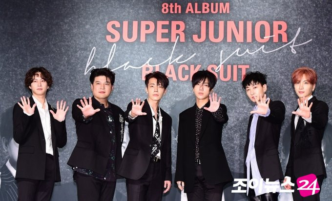 Super Junior presenta "Black Suit"