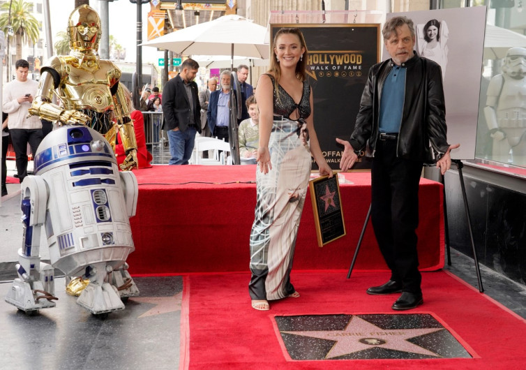 MayThe4thBeWithYou: Develán estrella de Carrie Fisher en paseo de la fama