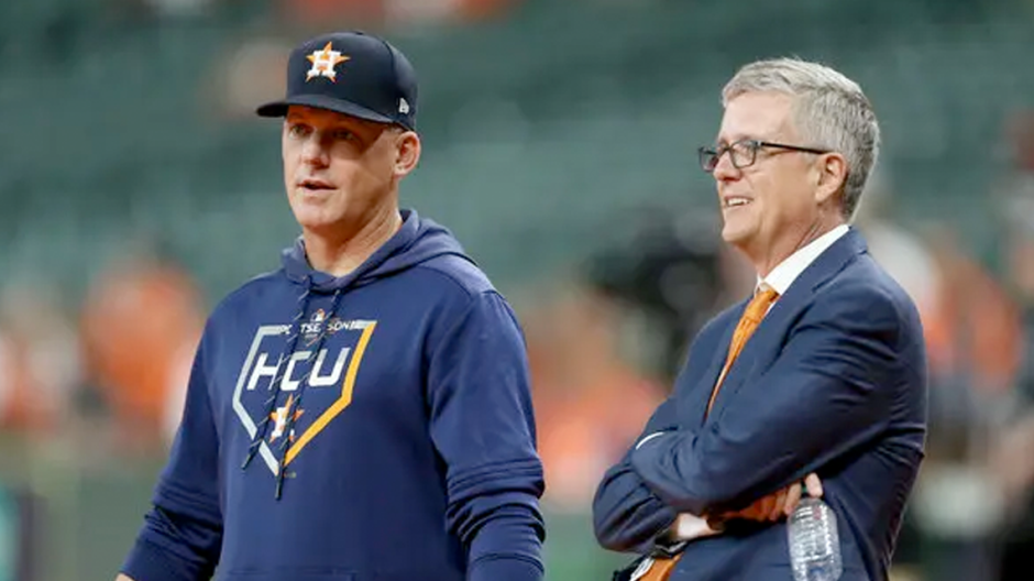 Suspenden por un año al dirigente y gerente de los Astros por su rol en el robo de señales 