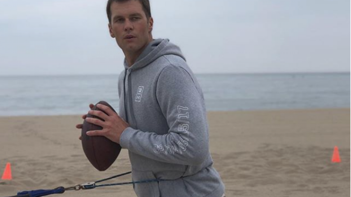 Brady asegura que negoció con su esposa para seguir jugando
