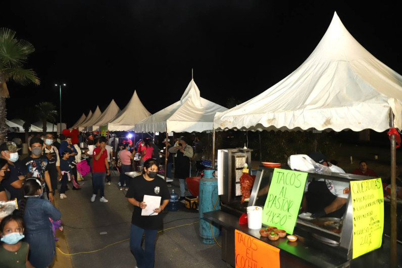 Disfrutan familias neolaredenses baile y comida en el Bazar Fest