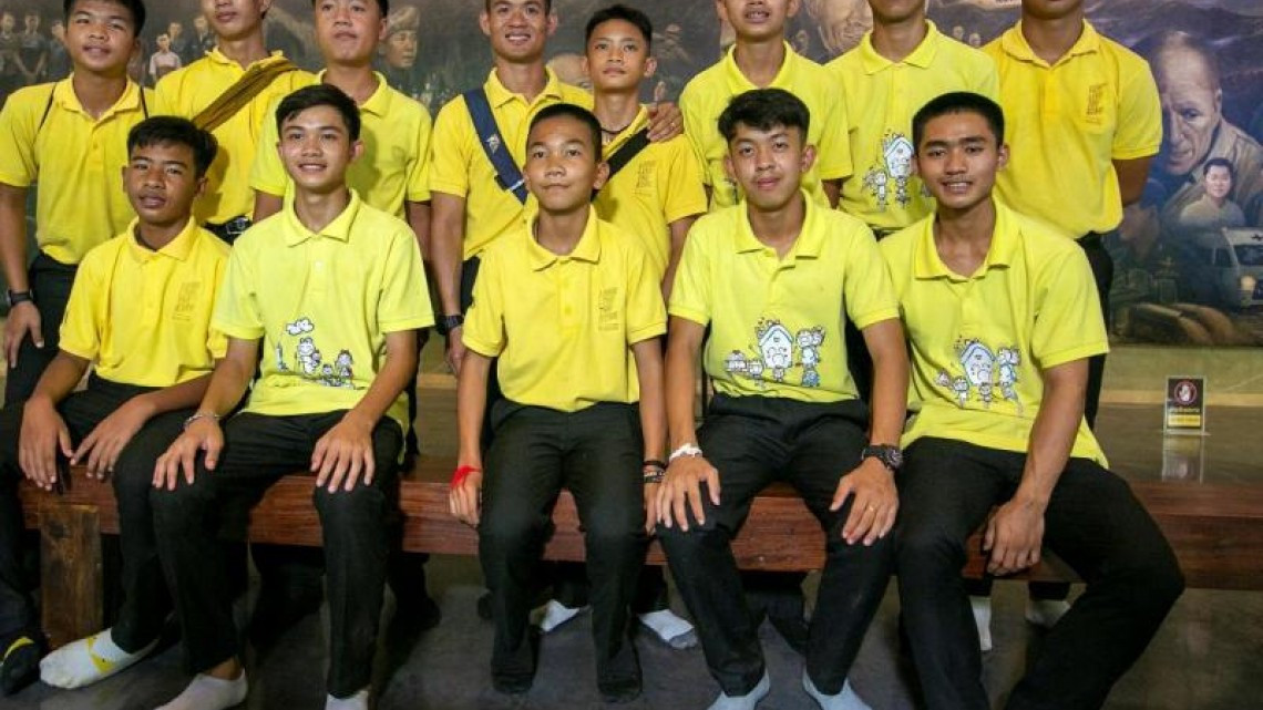 Los "niños de la cueva tailandesa" dan las gracias casi un año después del rescate